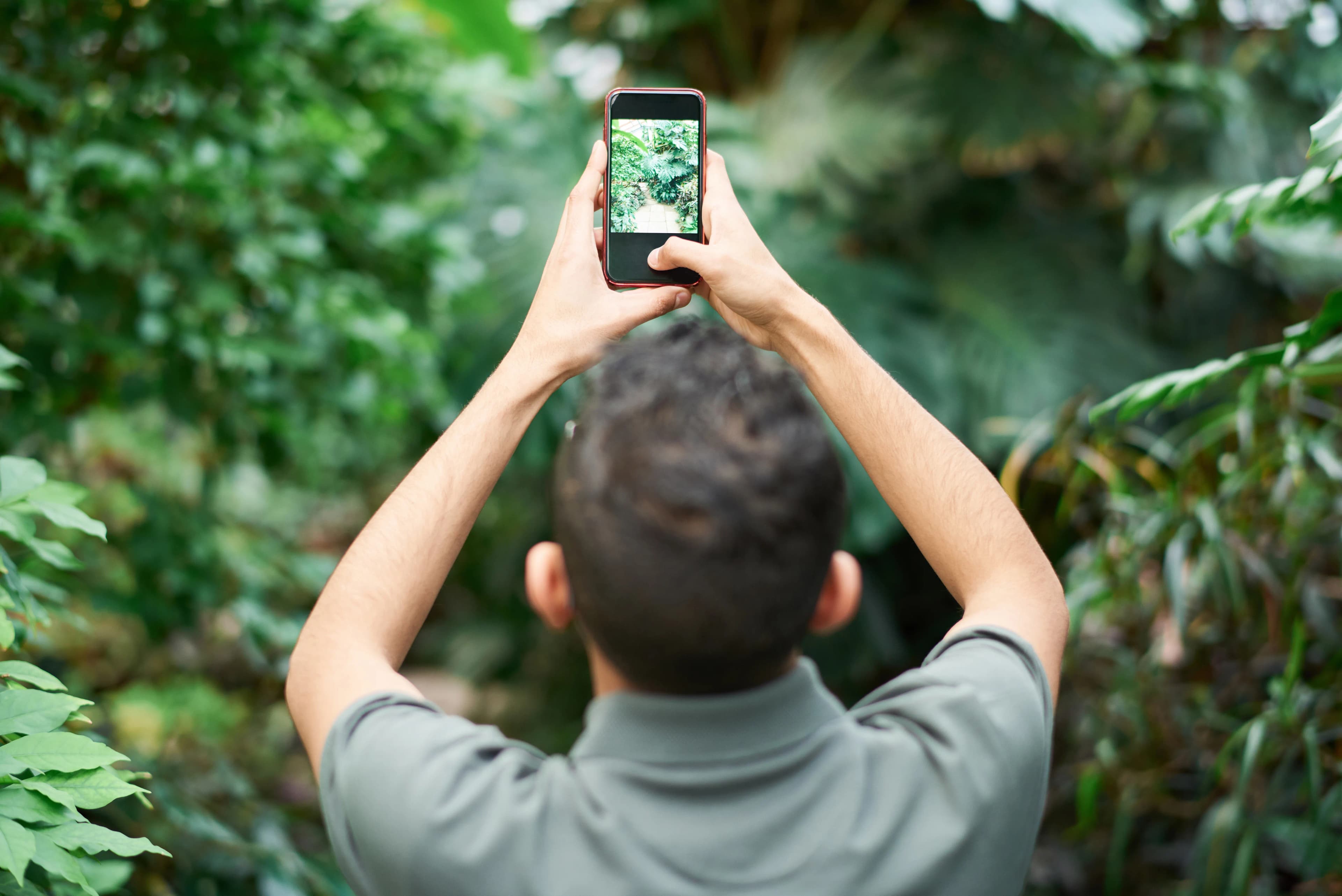 Vibe Check: The 5 Best Mobile Photography Apps for iOS & Android
